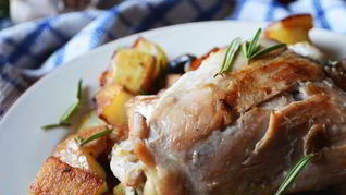 Куриное жаркое с грибами, картофелем и розмарином