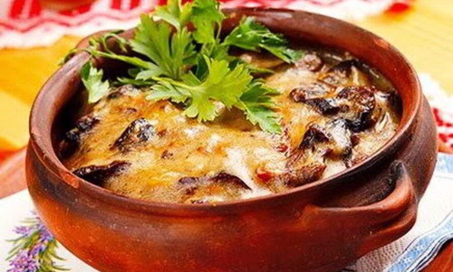 Рецепт жаркого из сердечек с шампиньонами в горшочке