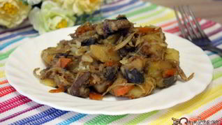 Жаркое из свинины с картофелем и сушеными грибами