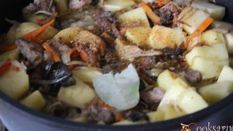 жаркое из свинины с картофелем и сушеными грибами