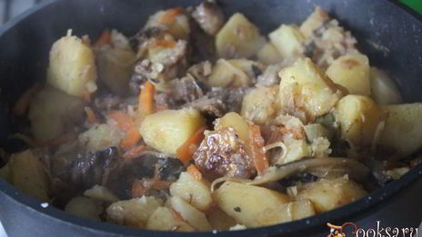 жаркое из свинины с картофелем и сушеными грибами