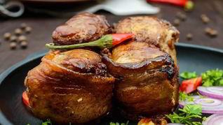 Жаркое из свинины с тимьяном и беконом