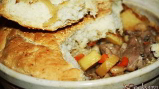 Жаркое из свиной лопатки с картофелем и фасолью под хлебной корочкой