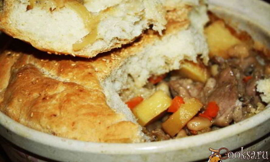 Рецепт жаркого из свиной лопатки с картофелем и фасолью под хлебной корочкой