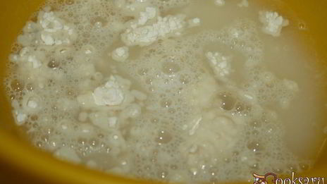 жаркое из свиной лопатки с картофелем и фасолью под хлебной корочкой