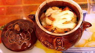 Жаркое с грибами в горшочках