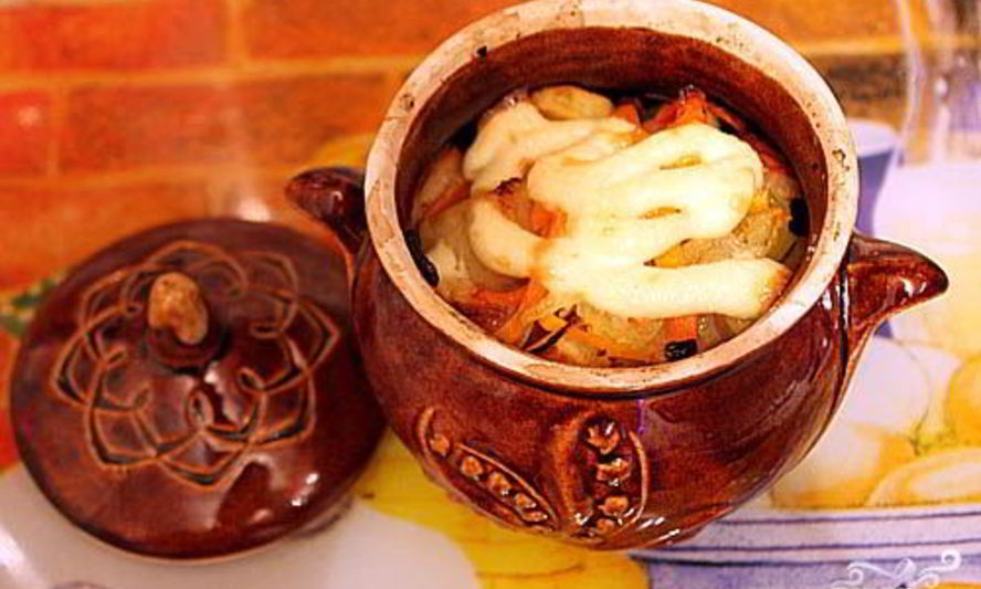 Рецепт жаркого с грибами в горшочках