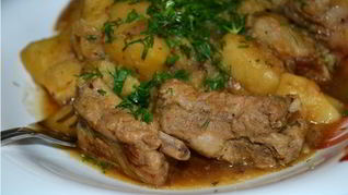 Жаркое с копчеными ребрышками и грибами в мультиварке