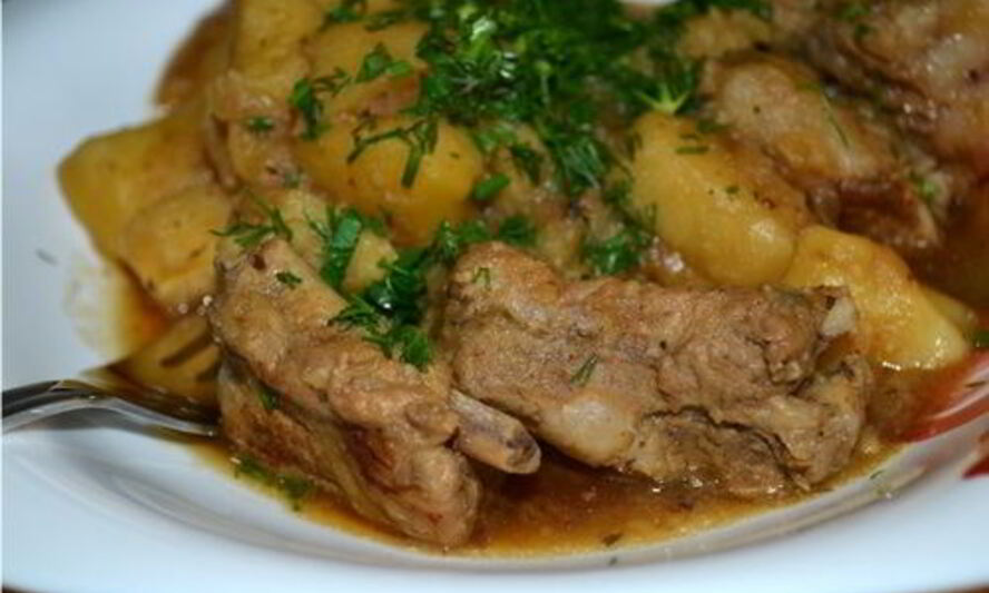 Рецепт жаркого с копчеными ребрышками и грибами в мультиварке