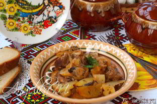 Жаркое с мясом, картофелем и грибами в горшочках