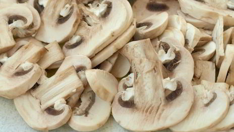 жаркое с мясом, картофелем и грибами в горшочках