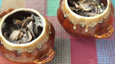 жаркое с мясом, картофелем и грибами в горшочках