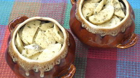 жаркое с мясом, картофелем и грибами в горшочках