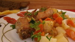 Жаркое со свиными ребрышками