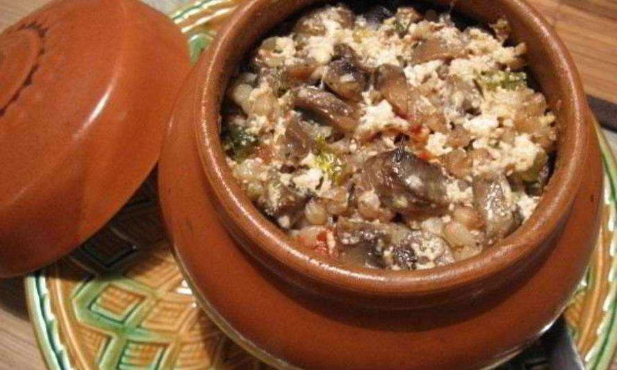 Рецепт жаркого в горшочках со свининой