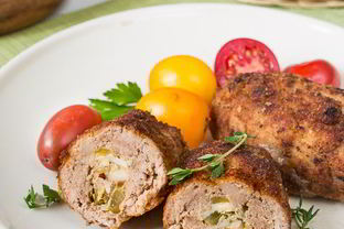 Свиные зразы с солеными огурцами