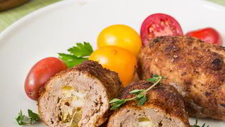 Свиные зразы с солеными огурцами