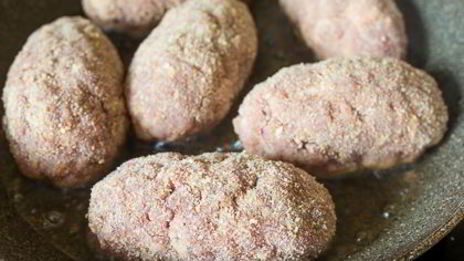 свиные зразы с солеными огурцами