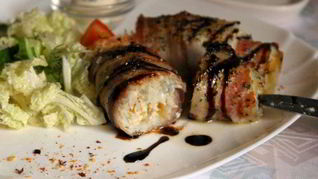 Зразы из тилапии в беконе с овощным салатом