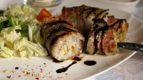 зразы из тилапии в беконе с овощным салатом