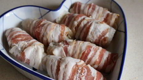 зразы из тилапии в беконе с овощным салатом