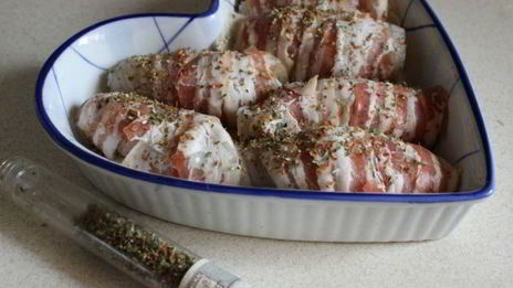 зразы из тилапии в беконе с овощным салатом