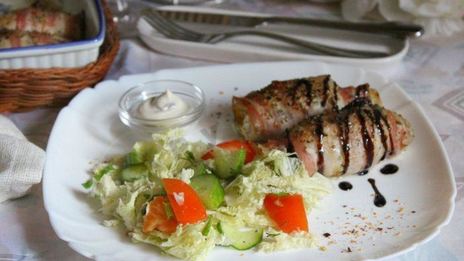 зразы из тилапии в беконе с овощным салатом