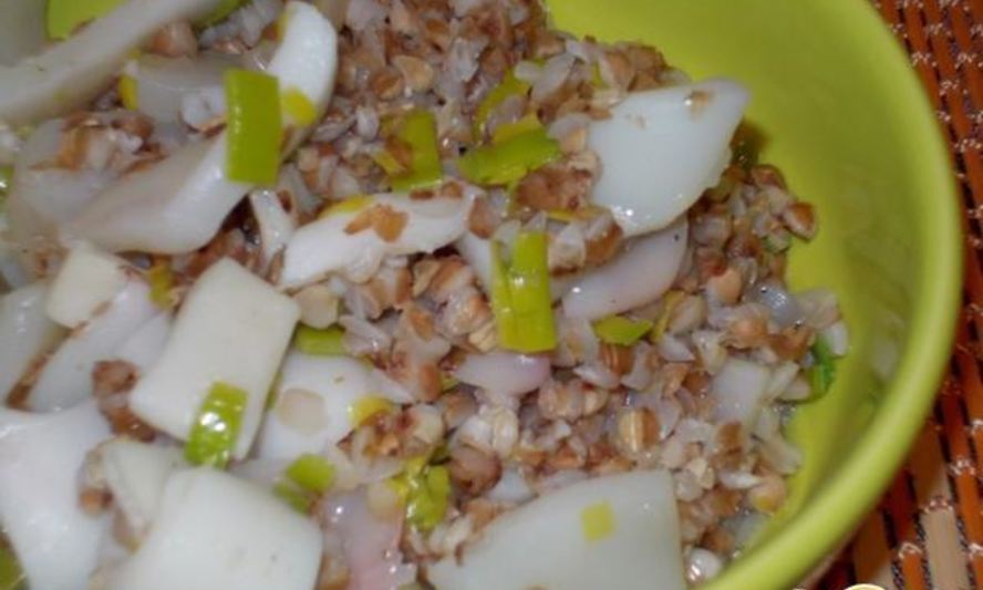 Рецепт гречки с кальмарами и луком-пореем в горшочке