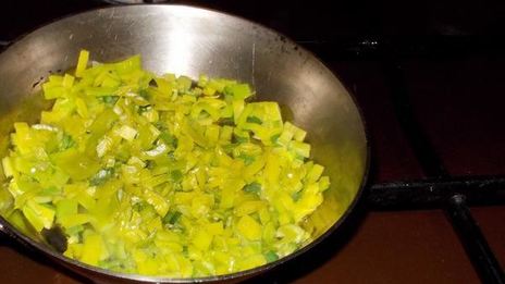 гречка с кальмарами и луком-пореем в горшочке