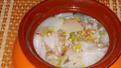 гречка с кальмарами и луком-пореем в горшочке