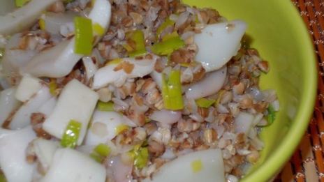 гречка с кальмарами и луком-пореем в горшочке