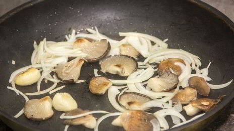 гречка с луком и вешенками