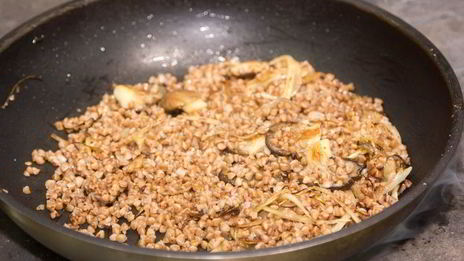 гречка с луком и вешенками