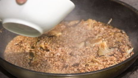 гречка с луком и вешенками