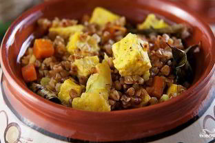 Гречка с овощами и сыром в горшочке