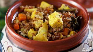 Гречка с овощами и сыром в горшочке