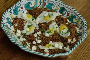 Гречка с перепелиными яйцами и овечьим сыром