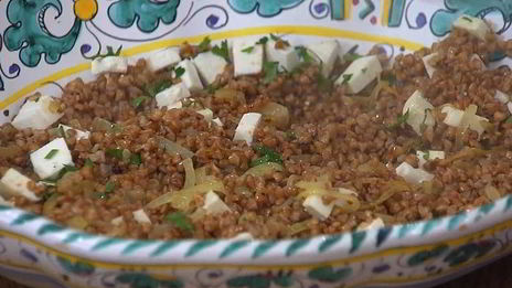 гречка с перепелиными яйцами и овечьим сыром