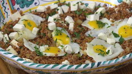 гречка с перепелиными яйцами и овечьим сыром