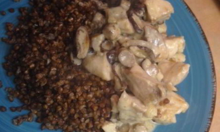 Рецепт гречки с рыбой и грибным соусом