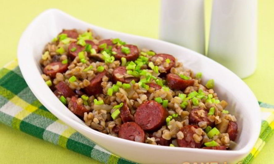 Рецепт гречки с сосисками и грибами