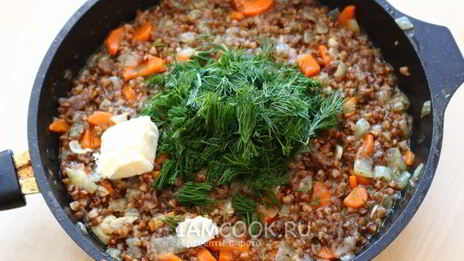 гречка с тушенкой в сковороде