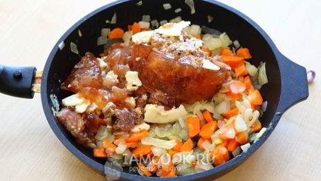 гречка с тушенкой в сковороде