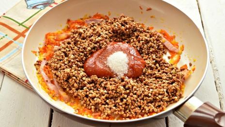 гречневая каша с беконом на сковороде