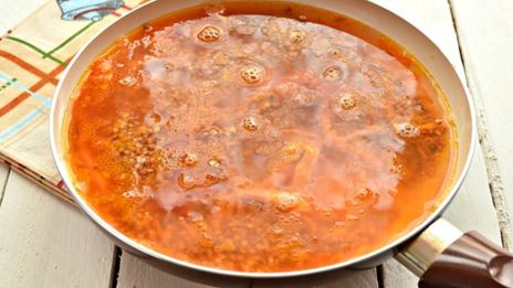 гречневая каша с беконом на сковороде