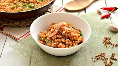 гречневая каша с беконом на сковороде