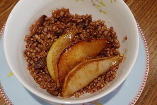 Гречневая каша с курагой и грушей