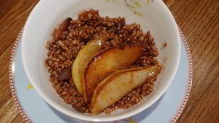 Гречневая каша с курагой и грушей