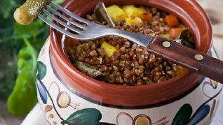 Гречневая каша с овощами и сыром