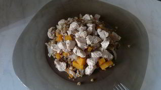 Гречневая каша с тыквой, луком, имбирем и грудка индейки